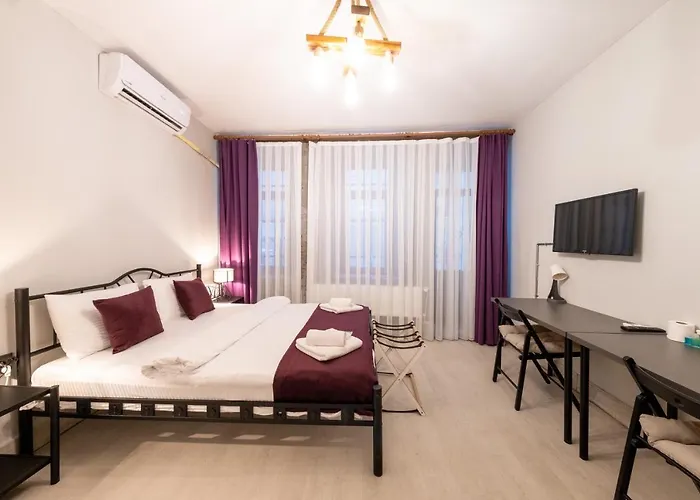 Frame Hotel & Suites